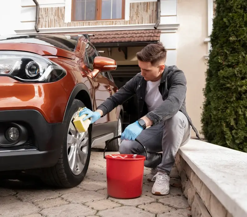 Lavage auto à domicile Gometz-le-Châtel : professionnel intervenant sur un véhicule